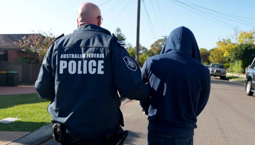 Creatorul aplicaţiei de comunicare criptată Ghost, arestat. Polițist australian. Sursa foto: Profimedia Images