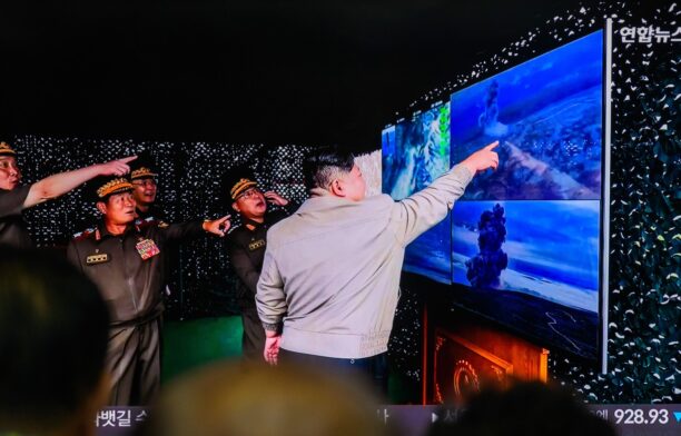 Kim Jong-un a supravegheat testarea unor rachete. Sursa foto: Profimedia Images