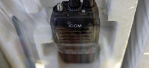 Aparat walkie-talkie cu logo Icom. Sursa foto: Profimedia Images