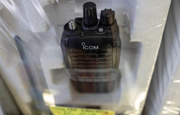 Aparat walkie-talkie cu logo Icom. Sursa foto: Profimedia Images