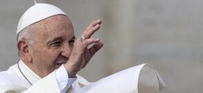 Papa Francisc la rugăciune. foto: Facebook, Vatican News