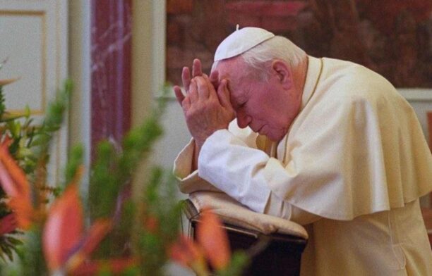 Papa Francisc la rugăciune. foto: Facebook, Vatican News
