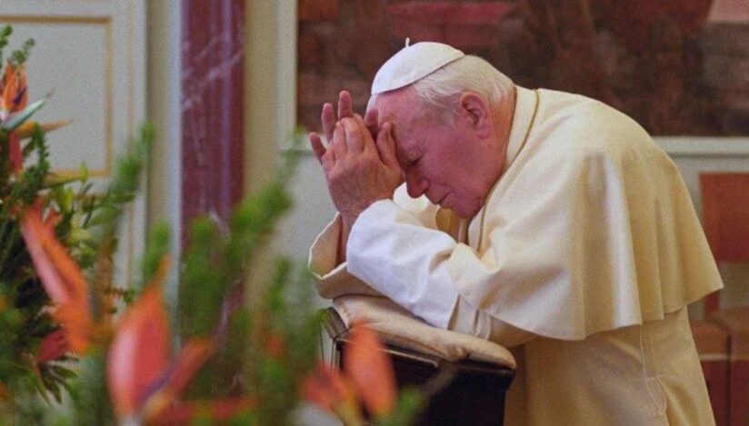 Papa Francisc la rugăciune. foto: Facebook, Vatican News