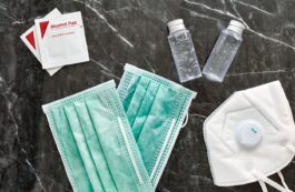 Mască, dezinfectant, materiale sanitare. Sursa foto: Profimedia Images