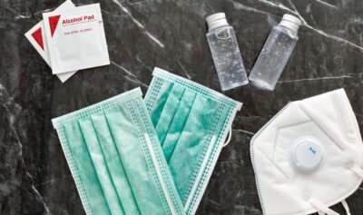 Mască, dezinfectant, materiale sanitare. Sursa foto: Profimedia Images