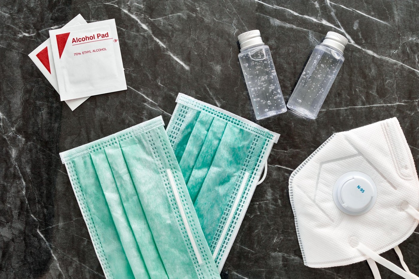 Percheziții de amploare: dezinfectanți și măști vândute la prețuri de 10 ori mai mari