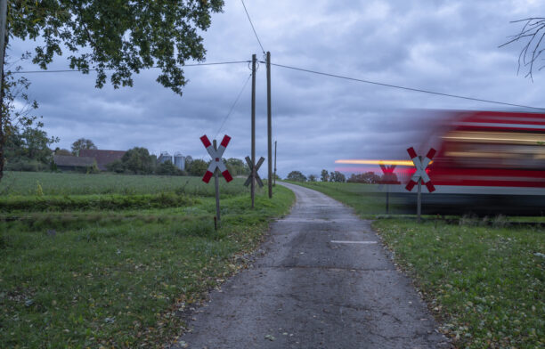 Tren. Trecere la calea ferată. Sursa foto: Profimedia Images