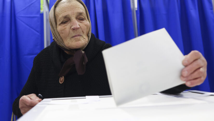 Votarea se poate prelungi acolo unde sunt alegători la rând. Aceştia primesc bonuri de ordine