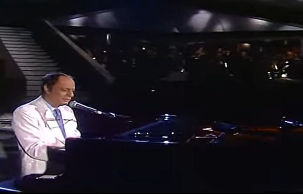 Charles Dumont într-un recital din 1983 / captura video