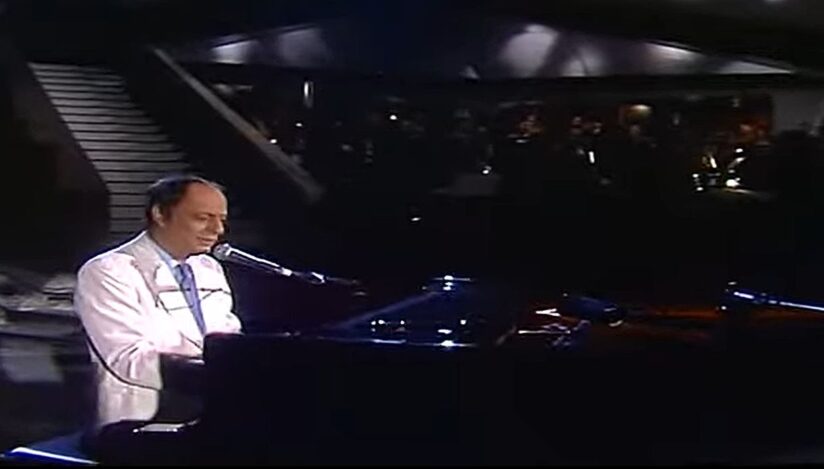 Charles Dumont într-un recital din 1983 / captura video