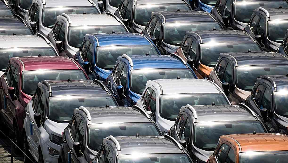 Guvernul lovește samsarii auto: maxim două mașini SH importate de persoanele fizice. Majoritatea mașinilor din țara noastră sunt mai vechi de 10 ani