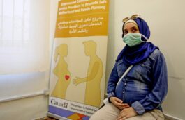 Femeie însărcinată într-o clinică din Beirut. Sursa foto: Profimedia Images