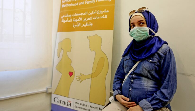 Femeie însărcinată într-o clinică din Beirut. Sursa foto: Profimedia Images