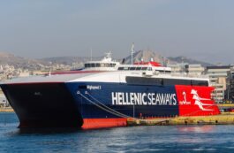 Transport maritim în Grecia. Feribot în portul Pireu. Sursa foto: Profimedia Images