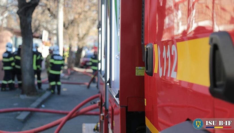 Incendiu violent la Drobeta-Turnu Severin : peste 40 de oameni evacuați dintr-un bloc