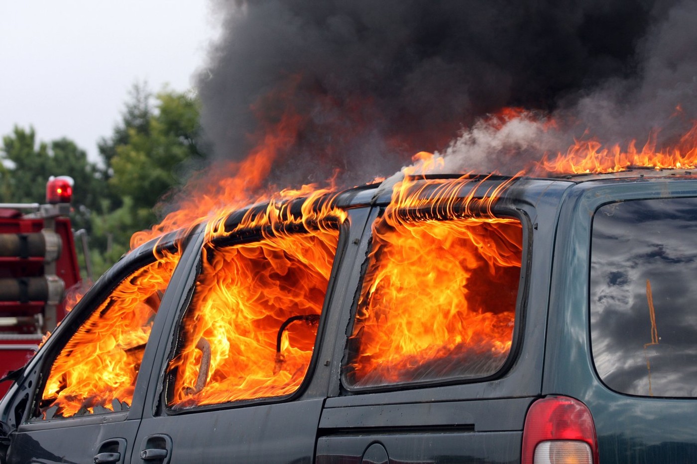 ISUBIF: Mai multe maşini au luat foc în Capitală; o persoană a murit