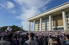 Protest în Coreea de Sud după instituirea legii marțiale. Sursa foto: Profimedia Images