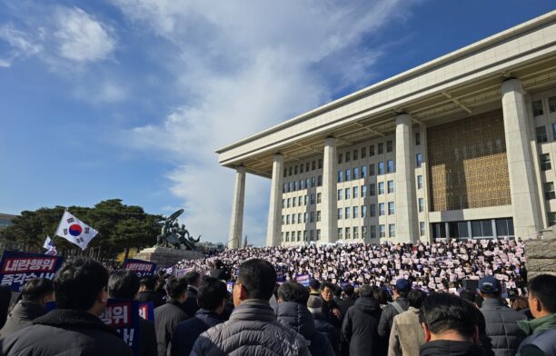 Protest în Coreea de Sud după instituirea legii marțiale. Sursa foto: Profimedia Images