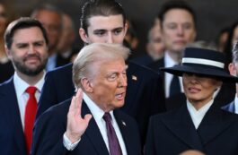 Pălăria purtată de Prima Doamnă l-a împiedicat pe Donald Trump să-și sărute soția, la ceremonia de învestire