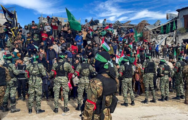 Membri Hamas adunați în Fâșia Gaza înaintea unui schimb de prizonieri. Sursa foto: Profimedia Images