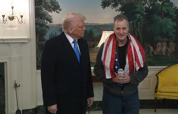 Fostul deținut Marc Fogel și Donald Trump / captura video
