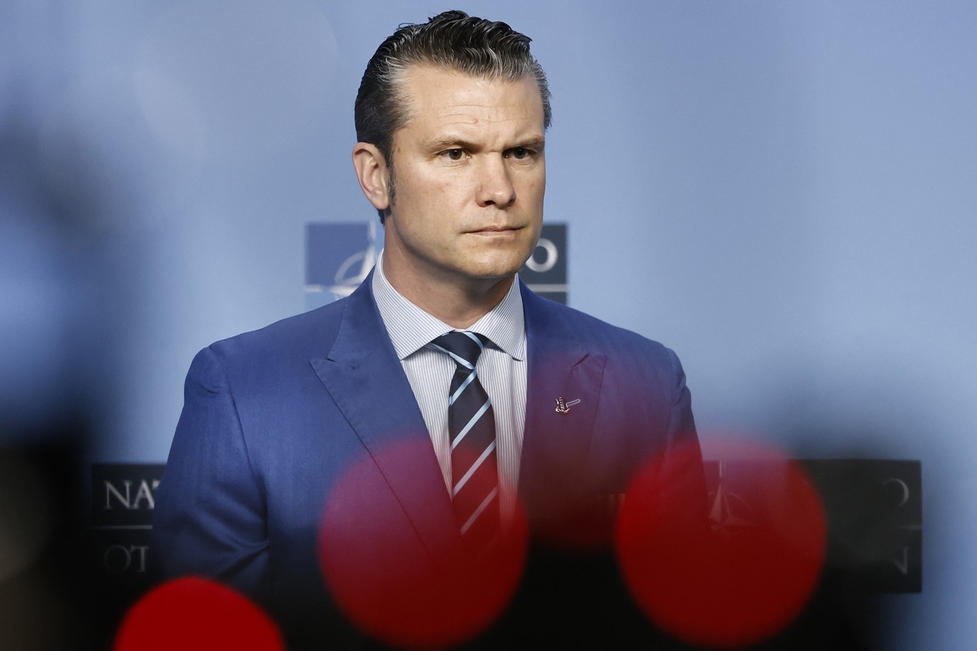 Avionul secretarului Apărării, Pete Hegseth, a aterizat de urgență, în Marea Britanie, cu o fisură în parbriz