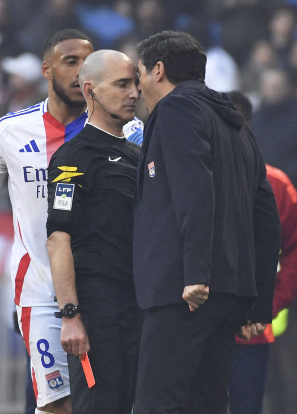 Momentul în care Paulo Fonseca îl lovește pe arbitru în timpul meciului cu Brest / Profimedia Images