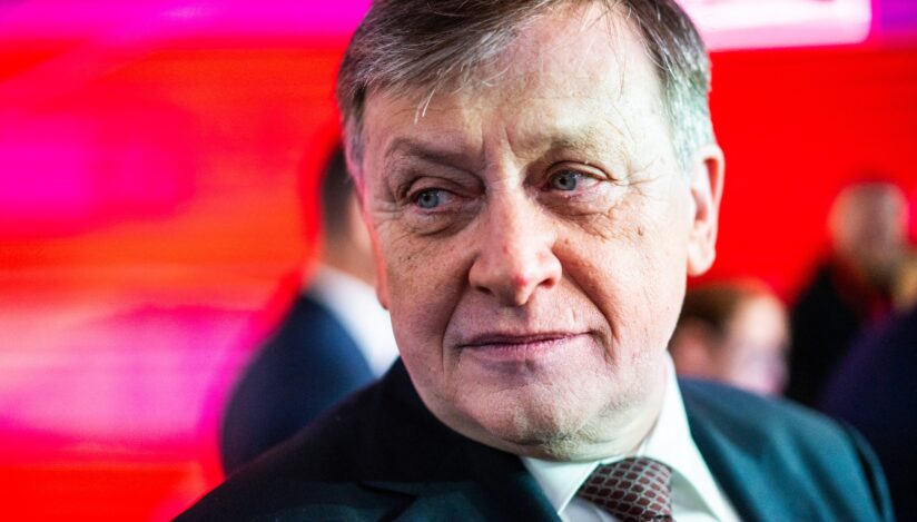 Bloomberg: Eliminarea lui Antonescu, a doua lovitură pentru partidele coaliției. Guvernul Ciolacu, într-o poziție și mai fragilă