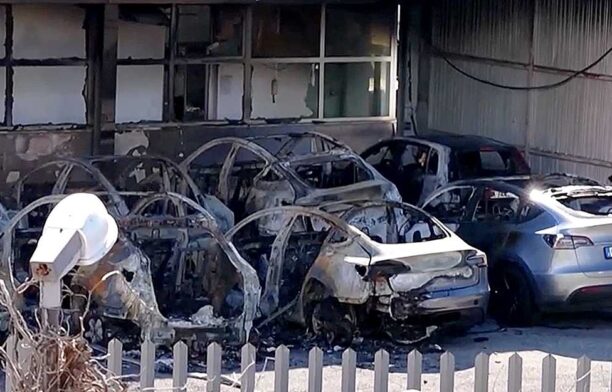 Mașini Tesla incendiate / captură video