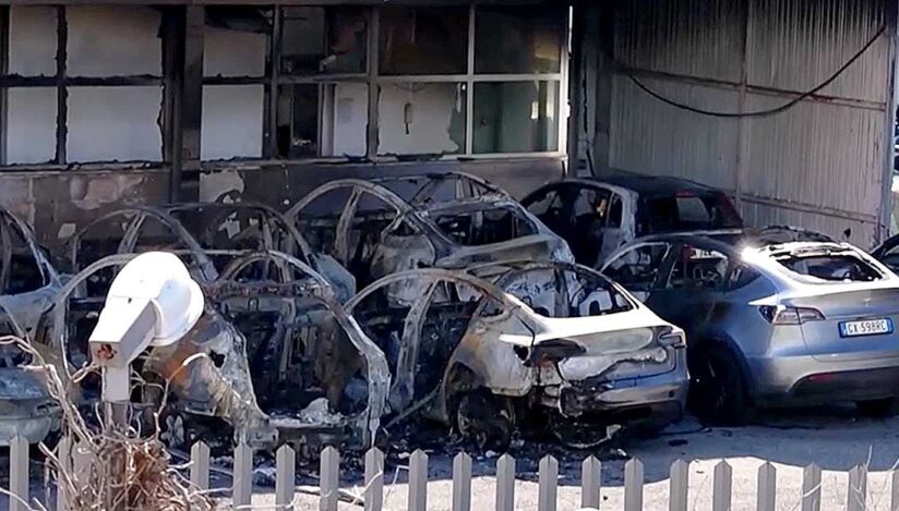 Mașini Tesla incendiate / captură video
