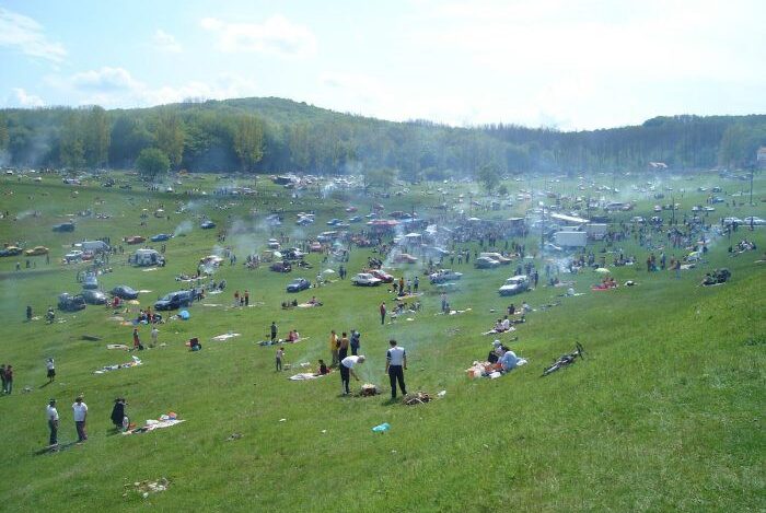 Studiu: Un sfert dintre români asociază ziua de 1 Mai cu grătarele şi socializarea