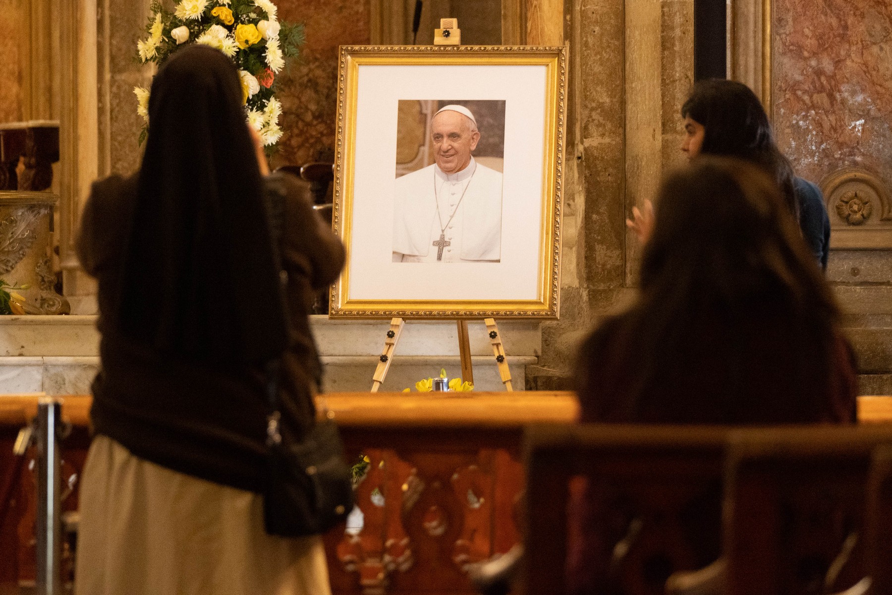 Un an fără Papa Francisc. Mii de oameni se reculeg la mormântul său din bazilica Santa Maria Maggiore