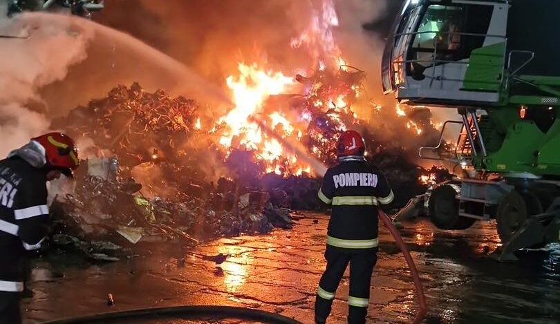 Incendiu în portul maritim Constanța. 800 tone de deşeuri feroase, cuprinse de flăcări