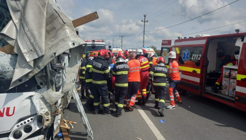 Șapte persoane rănite grav și șase rănite ușor într-un accident de autocar la Lețcani