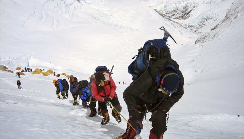 Patru alpinişti britanici au cucerit Everestul după ce au inhalat xenon
