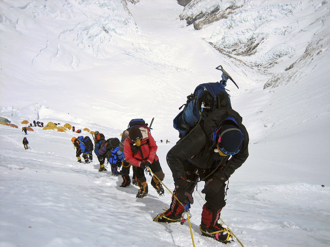 Alpinişti de pe Everest, otrăviţi de ghizi pentru banii de asigurări. Autoritățile nepaleze au lansat o anchetă