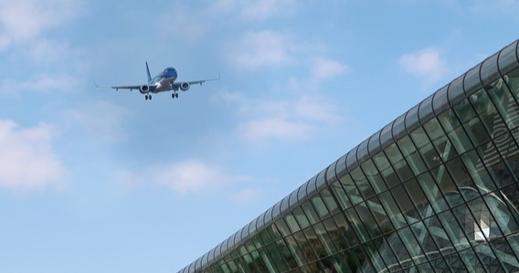 Atacuri ucrainene cu drone asupra Rusiei: Avionul, care îl transporta pe Vucic la Moscova, a aterizat de urgență la Baku