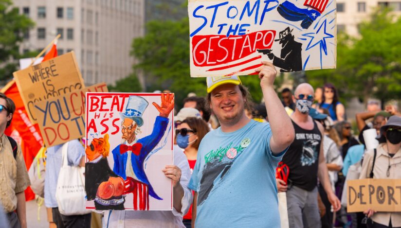 Mii de americani defilează împotriva lui Trump. ”Luptăm pentru a scăpa de cineva care vrea să fie rege”