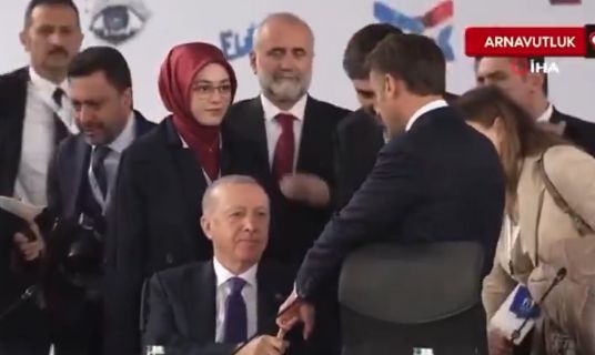 Erdogan, Macron și degetul captiv. O strângere de mână bizară între președinții turc și francez stârnește controverse în social media