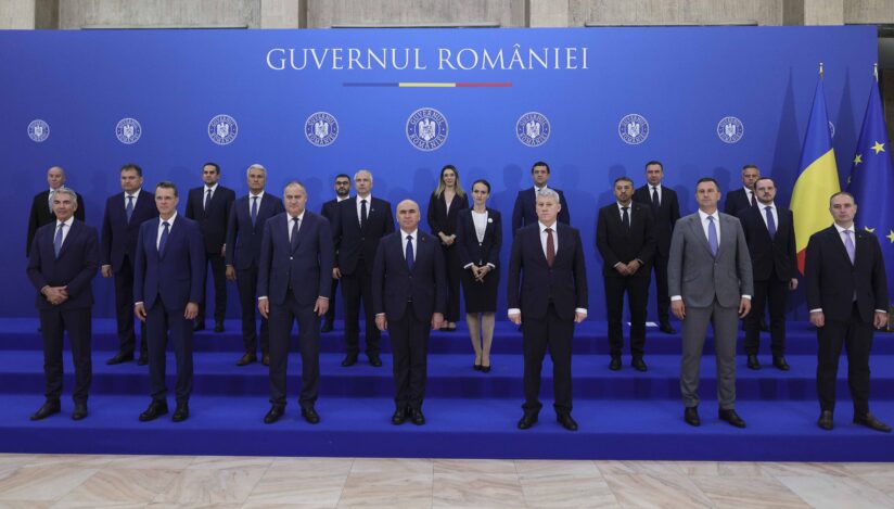Noii miniștri își preiau mandatele. Ionuț Moșteanu, la Apărare, de la Angel Tîlvăr