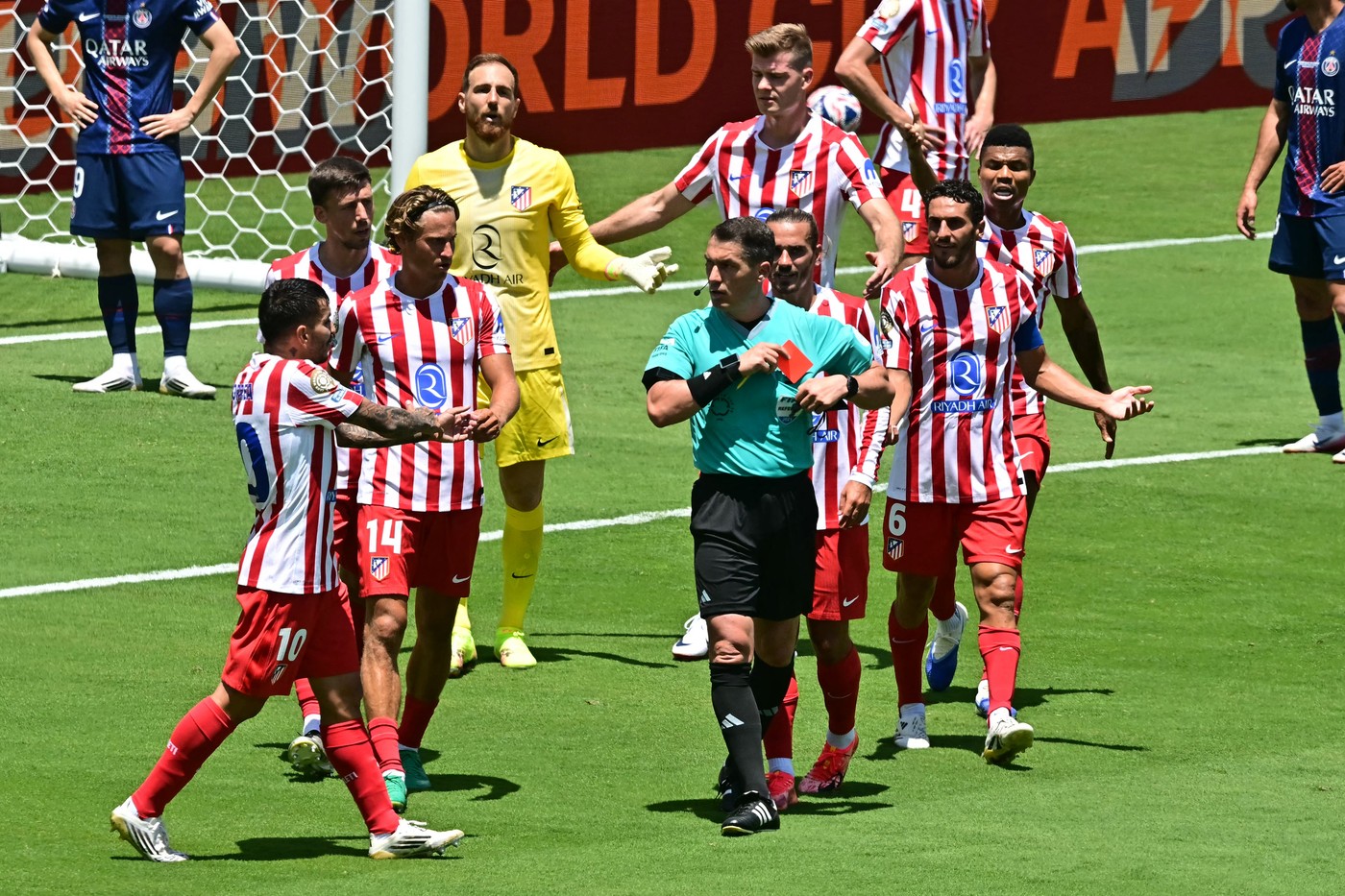 Istvan Kovacs va arbitra meciul FC Barcelona – Atletico Madrid, din sferturile Ligii Campionilor