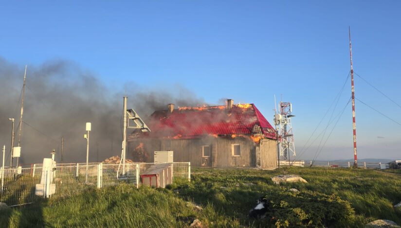 Incendiu devastator la stația meteo Vlădeasa
