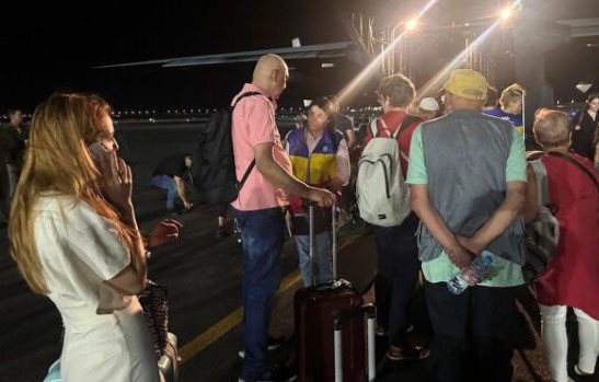 15 cetățeni români și membrii familiilor au fost evacuați din Iran