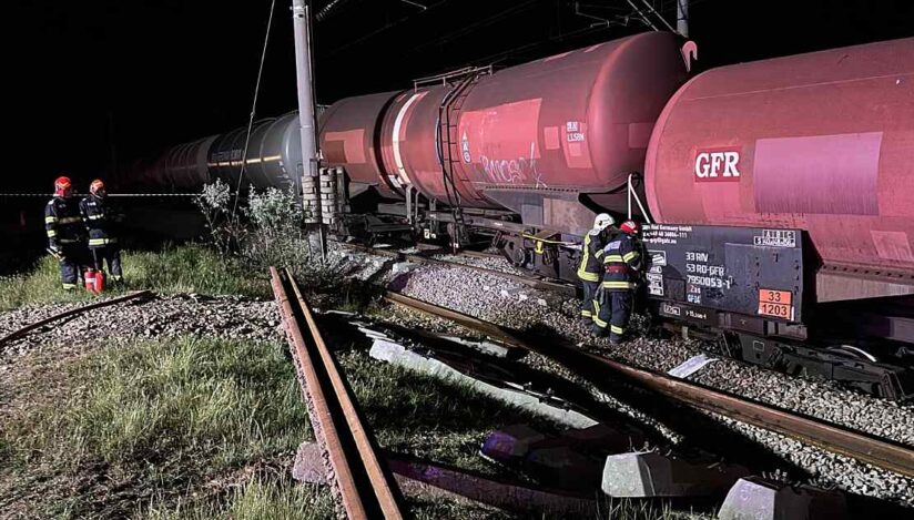 Incident feroviar grav în Teleorman. Un marfar cu 35 de cisterne de benzină a deraiat. Dintr-un vagon s-a scurs combustibil