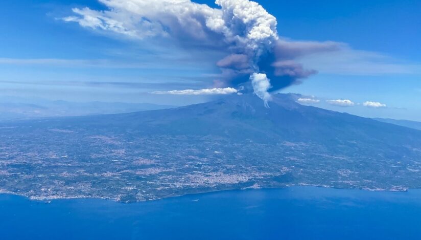 Vulcanul Etna erupe din nou, iar norul de cenușă a ajuns la 6.000 de metri înălțime