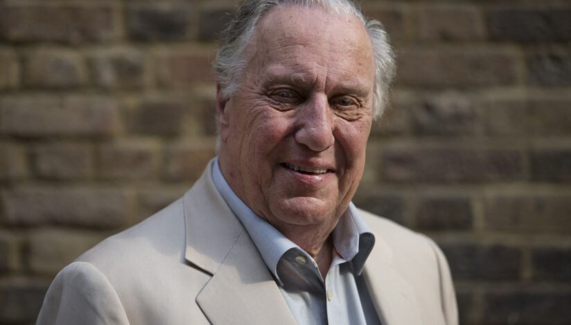 A murit scriitorul britanic Frederick Forsyth, autorul romanelor Ziua Şacalului și Dosarul Odessa