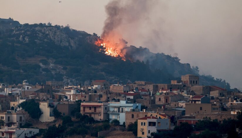 Grecia a declarat stare de urgență pe insula Chios. Sute de pompieri luptă cu incendiile de vegetație