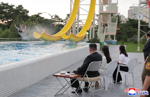 Kim Jong Un a inaugurat o stațiune pe litoral. Împreună cu fiica și soția sa, el s-a relaxat privind la turiștii care se dădeau pe tobogane