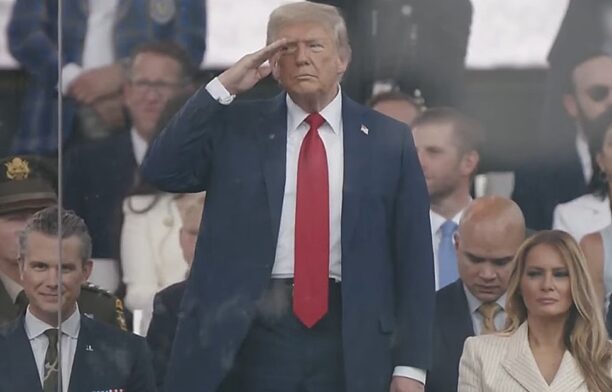 Trump la parada militara / captura video