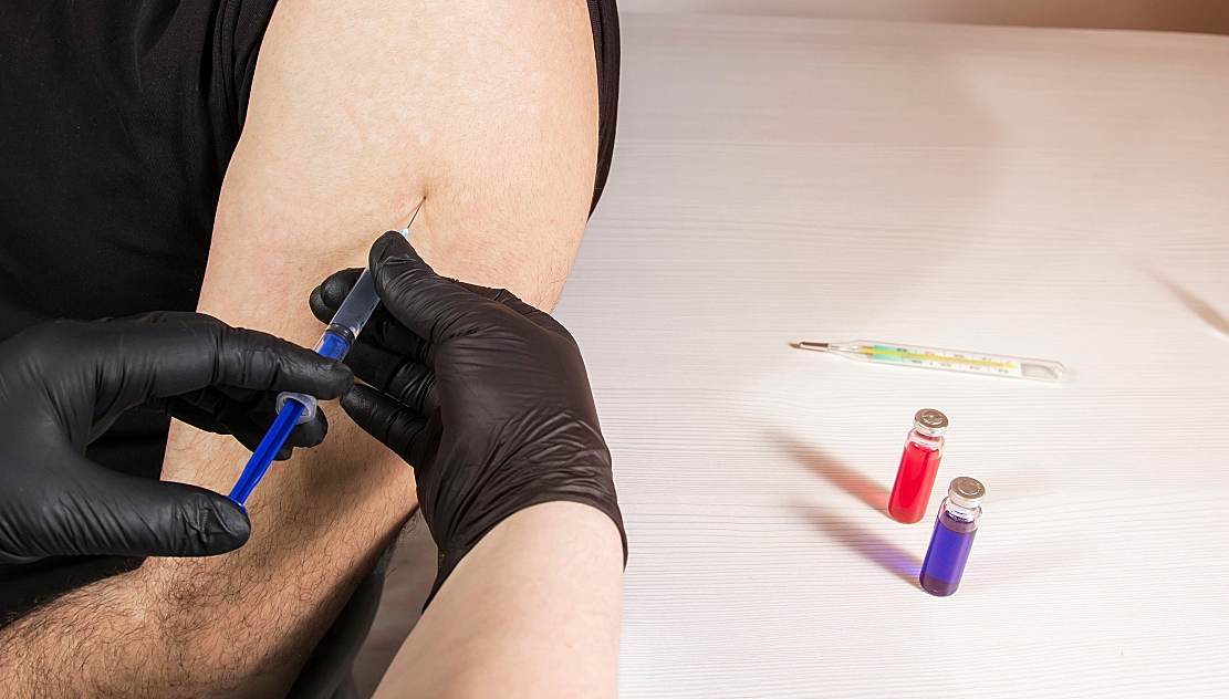 Analiză: Persoanele cu anumite tipuri de cancer trăiesc mai mult după vaccinul împotriva COVID